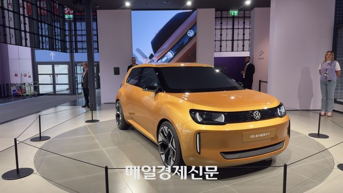 8일(현지시간) 독일 뮌헨에서 열린 ‘IAA 모빌리티 2025’에서 독일 폭스바겐과 중국 샤오펑이 부스를 맞댔다. 사진은 폭스바겐의 소형 전기차 콘셉트카인 ‘ID. Every 1’. 박제완기자