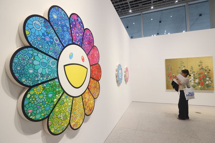 무라카미 다카시의 개인전이 열리고 있는 서울 용산구 아모레퍼시픽미술관(APMA) 캐비닛 전시장에서 한 관람객이 작품을 살펴보고 있다. 연합뉴스