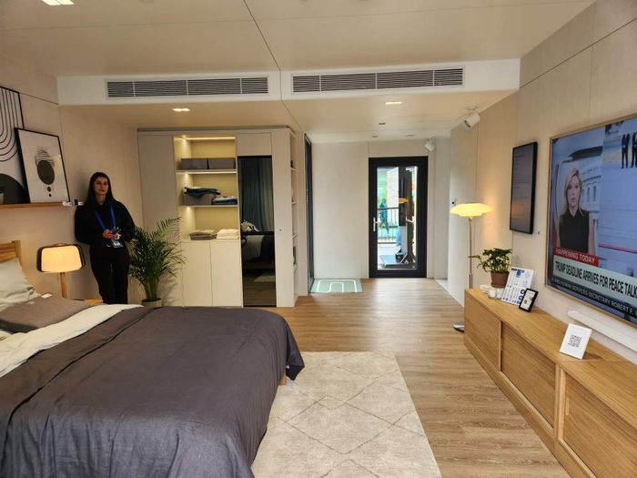 삼성전자가 IFA 2025에서 전시한 ‘스마트 모듈러 홈’의 침실의 모습. 빌트인 가전과 전자제품, 각 센서들이 스마트싱스를 통해 연결되어있다. 베를린 이덕주 기자