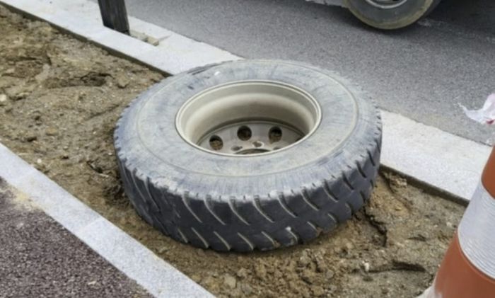 100여kg에 달하는 덤프트럭 바퀴에 치인 한 여고생이 병원에서 치료받고 있으나 127일째 깨어나지 못하고 있다. [사진 = 경기도소방재난본부 제공]