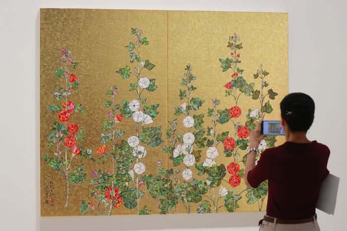 전시장에 걸린 무라카미 다카시의 ‘Tachiaoi-zu’(2025). 에도시대 천재 화가 오가타 고린의 ‘국화도’를 재해석한 작품이다. 연합뉴스