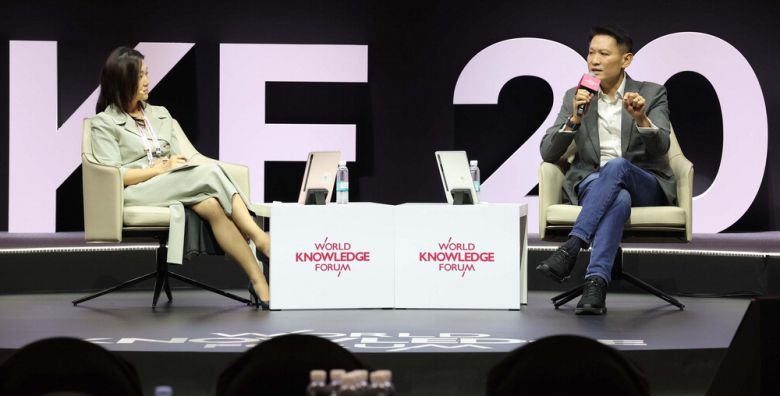 9일 서울 신라호텔·장충아레나에서 열린 제26회 세계지식포럼 '미래 자산, 가상화폐의 힘' 세션에서 리처드 텡 바이낸스 최고경영자(CEO·오른쪽)가 글로벌 금융시장에서 갖는 디지털 자산의 경쟁력에 관해 설명하고 있다. 왼쪽은 박선영 동국대 경제학과 교수.  한주형 기자