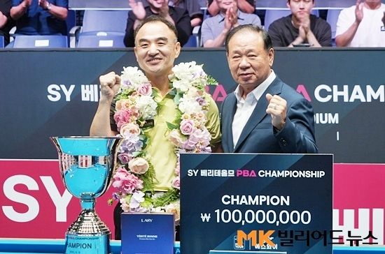 이승진이 타이틀스폰서인 에스와이 홍성균 부회장과 기념촬영하고 있다.