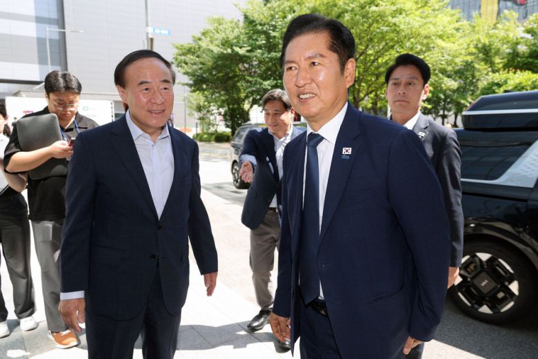 정청래 더불어민주당 대표가 10일 반도체 산업 발전을 위한 현장 간담회를 위해 경기 평택시 삼성전자 평택캠퍼스를 방문해 전영현 삼성전자 DS부문장(왼쪽)의 영접을 받고 있다. 정 대표는 방명록에 '세계 1등 삼성 반도체를 응원합니다'라고 남겼다.  국회사진기자단