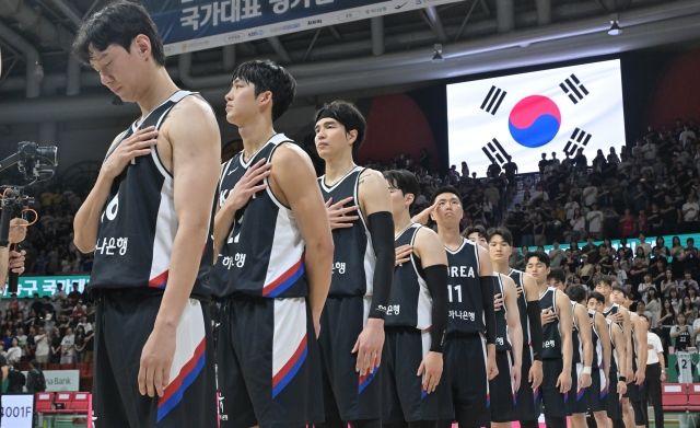 안준호 감독과 서동철 코치가 이끈 대한민국은 FIBA 제다 아시아컵 2025에서 카타르, 레바논을 꺾고 ‘죽음의 조’를 통과했고 괌까지 잡아내며 8강에 올랐으나 중국에 밀려 탈락했다. 사진=대한민국농구협회 제공
