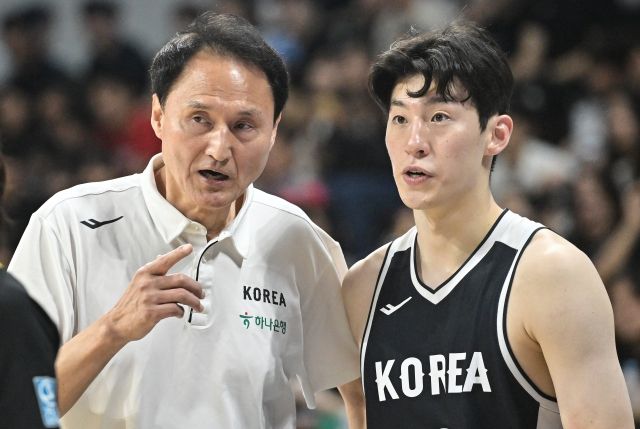 경기력향상위원회는 “지난 1년 6개월 동안 성공적인 세대교체, 원팀 코리아 정신을 바탕으로 한 플레이는 긍정적인 평가를 받았으나 동시에 아시아컵 결과에 대한 아쉬움의 평가도 있었다”고 설명, 재신임이 아닌 지도자 교체를 결정했다. 사진=대한민국농구협회 제공