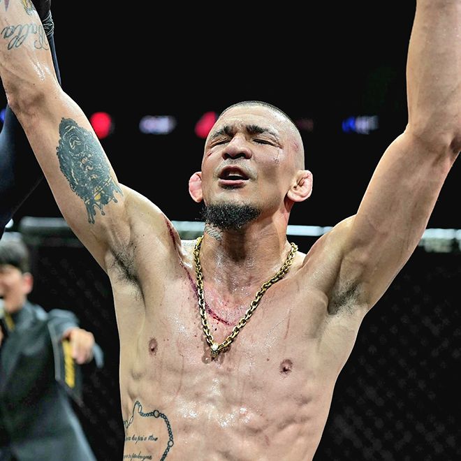 ‘노블레스’ 미우송 카스트루가 2025년 8월 인천광역시 영종국제도시 인스파이어 아레나 블랙컴뱃 15 웰터급 경기 승리 선언을 들으며 감회에 젖어 있다. 사진=이데아 파라곤