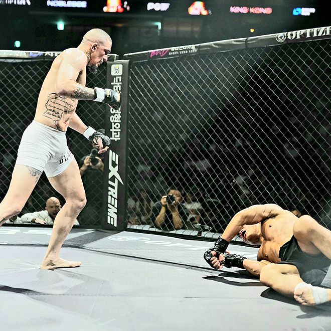 ‘노블레스’ 미우송 카스트루가 2025년 8월 인천광역시 영종국제도시 인스파이어 아레나 블랙컴뱃 15 웰터급 경기에서 미들급 챔피언 ‘킹콩’ 오일학을 다운시킨 후 승리를 확정 짓기 위해 달려가고 있다. 사진=이데아 파라곤