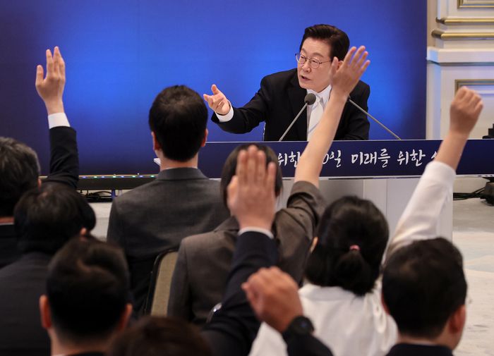 이재명 대통령이 취임 100일째가 되는 11일 오전 서울 청와대 영빈관에서 ‘회복을 위한 100일, 미래를 위한 성장’이라는 슬로건을 걸고 기자회견을 하고 있다. [김호영 기자]