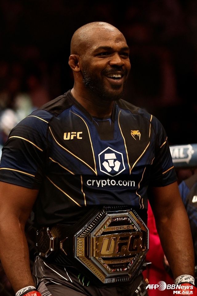 존스는 은퇴했다. 아스피날과의 맞대결을 기대케 하는 몇몇 인터뷰가 있었지만 결국 성사되지 않았다. 그렇게 존스는 옥타곤을 떠났고 아스피날은 자연스럽게 헤비급 챔피언이 됐다. 사진=AFPBBNews=News1