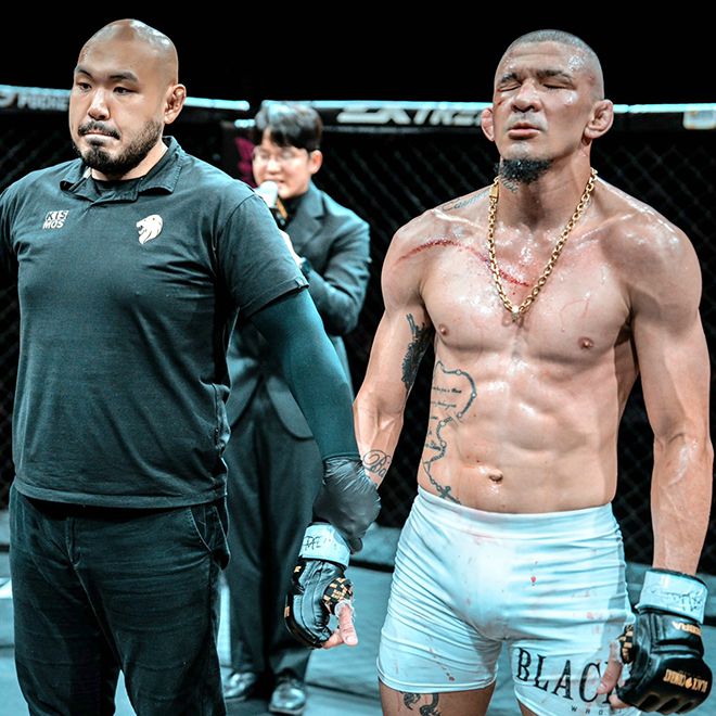 ‘노블레스’ 미우송 카스트루가 2025년 8월 인천광역시 영종국제도시 인스파이어 아레나 블랙컴뱃 15 웰터급 경기 승리 선언을 들으며 감회에 젖어 있다. 사진=이데아 파라곤