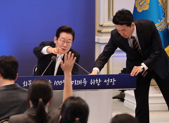 이재명 대통령이 취임 100일째가 되는 11일 오전 서울 청와대 영빈관에서 ‘회복을 위한 100일, 미래를 위한 성장’이라는 슬로건을 걸고 기자회견을 하고 있다. 2025.09.11 대통령실사진기자단  김호영기자