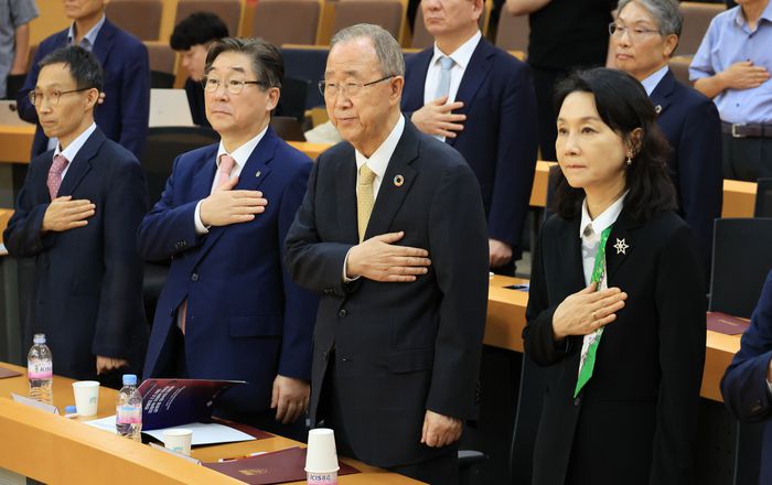 반기문 전 유엔 사무총장, 김동원 고려대학교 총장 등이 11일 서울 성북구 고려대 백주년기념삼성관 국제원격회의실에서 ‘트럼프 2.0 시대 : 지정학·지경학 안보와 글로벌 질서의 대전환’을 주제로 열린 제3차 공동 심포지엄에서 국민의례를 하고 있다. [연합뉴스]