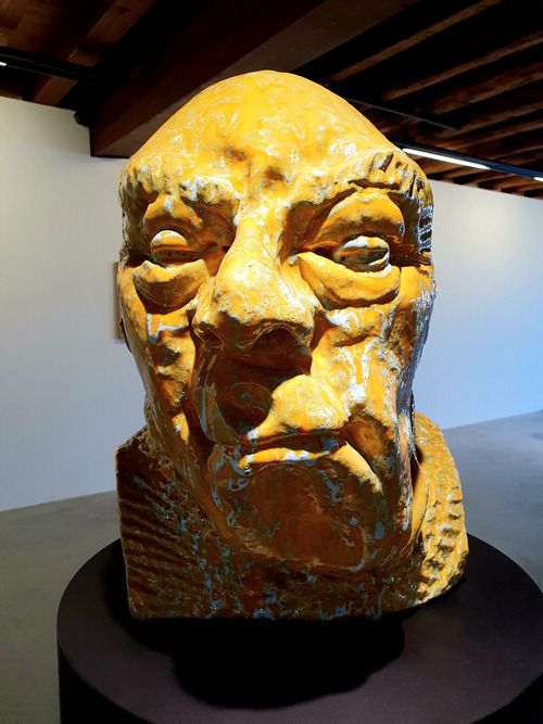 푼타 델라 도가나 미술관
토마스 쉬테 '빅 도펠코프'(2016).