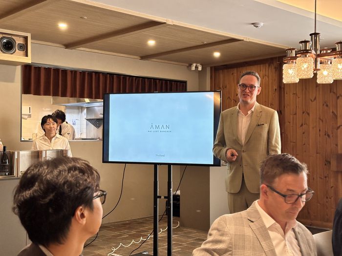 설명하고 있는 테드 터커(Ted Tucker) 아만 나이러트 방콕 총지배인 / 사진=권효정 여행+ 기자
