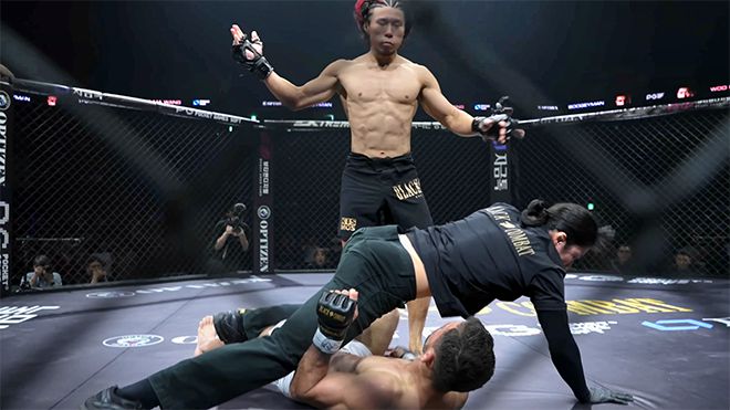 종합격투기 빅리그 ONE Championship 4전 파이터 ‘우마왕’ 우성훈이 2025년 8월 인천광역시 영종국제도시 인스파이어 아레나 블랙컴뱃 15 플라이급 경기 시작 40초 만에 ‘부기맨’ 한제우 두스산투스한테 KO승을 거둔 후 당연하다는 표정을 짓고 있다. 사진=이데아 파라곤
