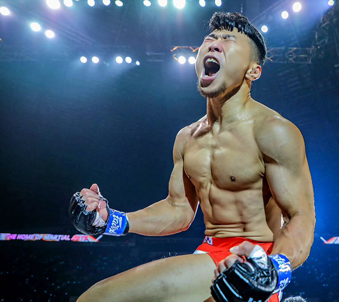 우성훈이 2022년 11월 싱가포르실내체육관 ONE 163에서 훗날 제7대 원챔피언십 종합격투기 플라이급 챔피언이 되는 와카마쓰 유야한테 1라운드 2분 46초 TKO승을 거둔 후 포효하고 있다. 사진=Group One Holdings Pte. Ltd.