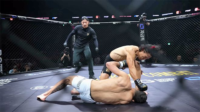 종합격투기 빅리그 ONE Championship 4전 파이터 ‘우마왕’ 우성훈이 2025년 8월 인천광역시 영종국제도시 인스파이어 아레나 블랙컴뱃 15 플라이급 경기에서 라이트훅으로 ‘부기맨’ 한제우 두스산투스를 다운시킨 데 이어 후속 공격을 하고 있다. 사진=이데아 파라곤