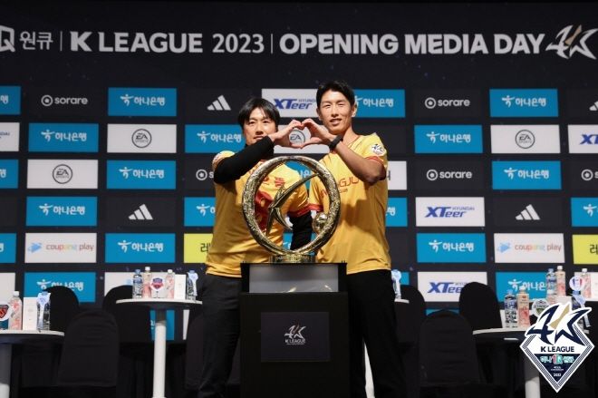 광주 FC 이정효 감독(사진 왼쪽)과 안영규. 사진=한국프로축구연맹
