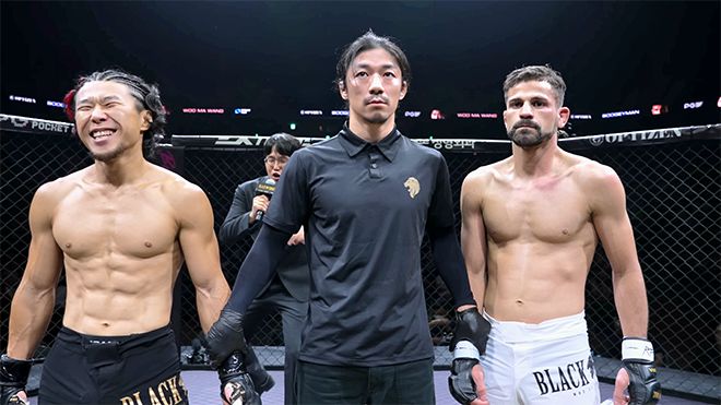 종합격투기 빅리그 ONE Championship 4전 파이터 ‘우마왕’ 우성훈이 2025년 8월 인천광역시 영종국제도시 인스파이어 아레나 블랙컴뱃 15 플라이급 경기 승리 선언을 기다리며 웃고 있다. 오른쪽은 아쉬워하는 ‘부기맨’ 한제우 두스산투스. 사진=이데아 파라곤