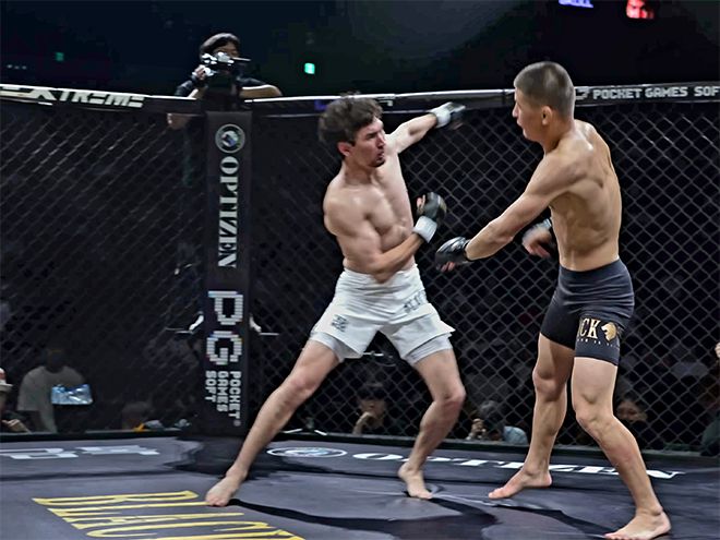 Naiza FC 및 Alash Pride 챔피언 ‘스컬’ 루슬란 사리예프가 2025년 8월 인천광역시 영종국제도시 인스파이어 아레나 블랙컴뱃 15 밴텀급 5분×3라운드 경기에서 Alatoo Fighters League 챔피언 ‘펜리르’ 다니야르 토이추베크 우울루를 상대하고 있다. 사진=이데아 파라곤