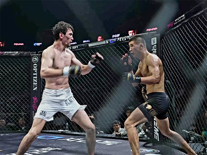 Naiza FC 및 Alash Pride 챔피언 ‘스컬’ 루슬란 사리예프가 2025년 8월 인천광역시 영종국제도시 인스파이어 아레나 블랙컴뱃 15 밴텀급 5분×3라운드 경기에서 Alatoo Fighters League 챔피언 ‘펜리르’ 다니야르 토이추베크 우울루를 상대하고 있다. 사진=이데아 파라곤