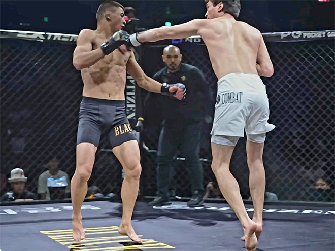 Alatoo Fighters League 챔피언 ‘펜리르’ 다니야르 토이추베크 우울루가 2025년 8월 인천광역시 영종국제도시 인스파이어 아레나 블랙컴뱃 15 밴텀급 5분×3라운드 경기에서 Naiza FC 및 Alash Pride 챔피언 ‘스컬’ 루슬란 사리예프한테 맞고 있다. 사진=이데아 파라곤