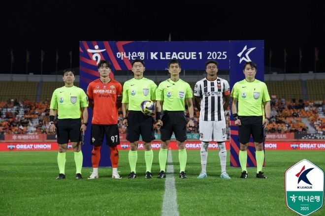 강원 FC 주장 이유현(사진 맨 왼쪽에서 두 번째). 사진=한국프로축구연맹