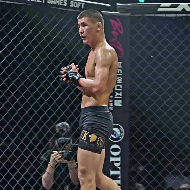 Alatoo Fighters League 플라이급 챔피언 ‘펜리르’ 다니야르 토이추베크 우울루가 2025년 8월 인천광역시 영종국제도시 인스파이어 아레나 블랙컴뱃 15 밴텀급 경기 2라운드 종료 후 케이지 사이드로 이동하고 있다. 사진=이데아 파라곤