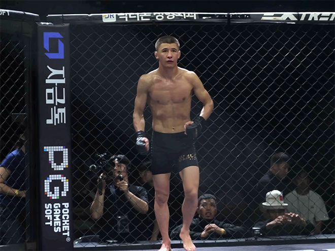 Alatoo Fighters League 플라이급 챔피언 ‘펜리르’ 다니야르 토이추베크 우울루가 2025년 8월 인천광역시 영종국제도시 인스파이어 아레나 블랙컴뱃 15 밴텀급 경기 2라운드 시작을 기다리고 있다. 사진=이데아 파라곤