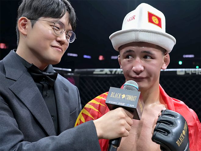 Alatoo Fighters League 플라이급 챔피언 ‘펜리르’ 다니야르 토이추베크 우울루가 2025년 8월 인천광역시 영종국제도시 인스파이어 아레나 블랙컴뱃 15 밴텀급 경기 승리 소감을 말하고 있다. 왼쪽은 김경원 링아나운서 겸 마케팅 실장. 사진=이데아 파라곤