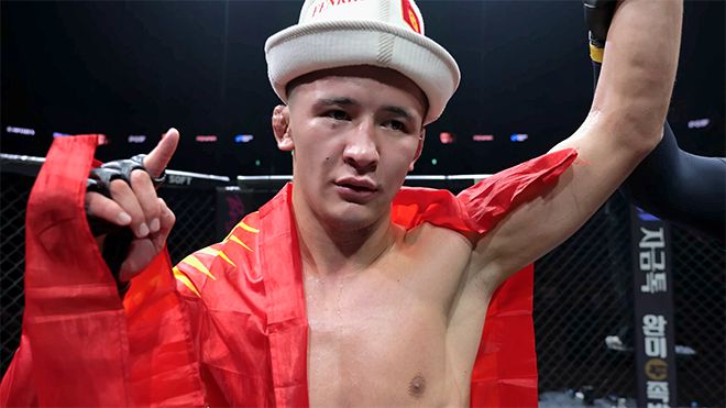 Alatoo Fighters League 플라이급 챔피언 ‘펜리르’ 다니야르 토이추베크 우울루가 2025년 8월 인천광역시 영종국제도시 인스파이어 아레나 블랙컴뱃 15 밴텀급 경기 승리 선언을 받고 있다. 사진=이데아 파라곤