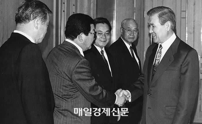 노태우 대통령이 청와대에서 전경련 회장단과 5대 재벌들을 초청, 회장들과 악수를 하고 있다. 왼쪽부터 최종현회장, 구자경회장, 이건희 회장. 1992.4.25 <매일경제 DB>