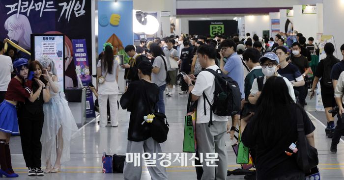 13일 서울 삼성동 코엑스 ‘서울팝콘 2025’ 행사장이 다양한 코스튬 차림의 참가자들과 관람객들로 북적이고 있다. [김호영기자]
