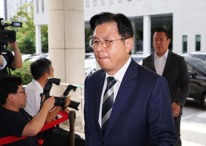 황교안 자유와혁신 대표가 15일 서울 양천구 서울남부지방법원에서 열린 ‘국회 패스트트랙(신속처리안건) 충돌 사건’ 1심 결심 공판에 출석하고 있다. [사진 출처 = 연합뉴스]