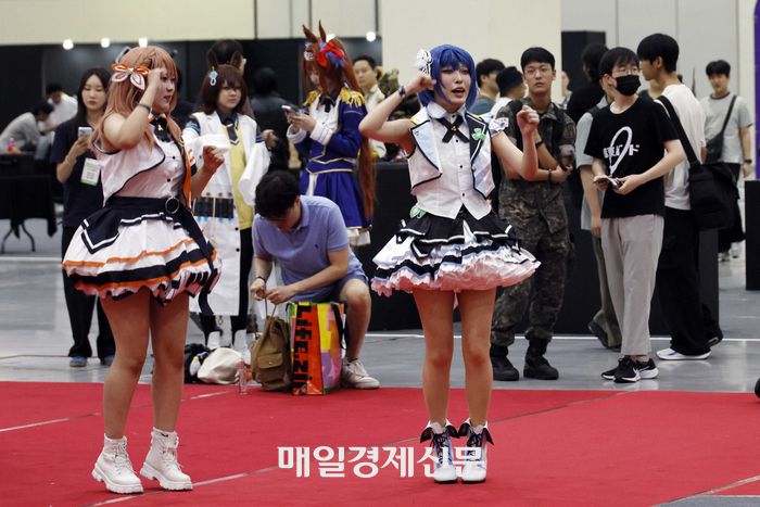 13일 서울 삼성동 코엑스에서 열린 ‘서울팝콘 2025’에는 다양한 코스튬 차림의 참가자들과 관람객들이 몰려 행사 열기를 달궜다. 김호영 기자