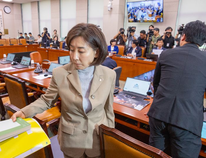 국민의힘 나경원 의원이 16일 국회에서 열린 법제사법위원회 전체회의에서 본인의 간사 선임에 대한 안건이 추미애 위원장에 의해 무기명 표결로 결정되자 국민의힘 의원들과 이에 항의하며 퇴장하고 있다. 2025.9.16 [연합뉴스]