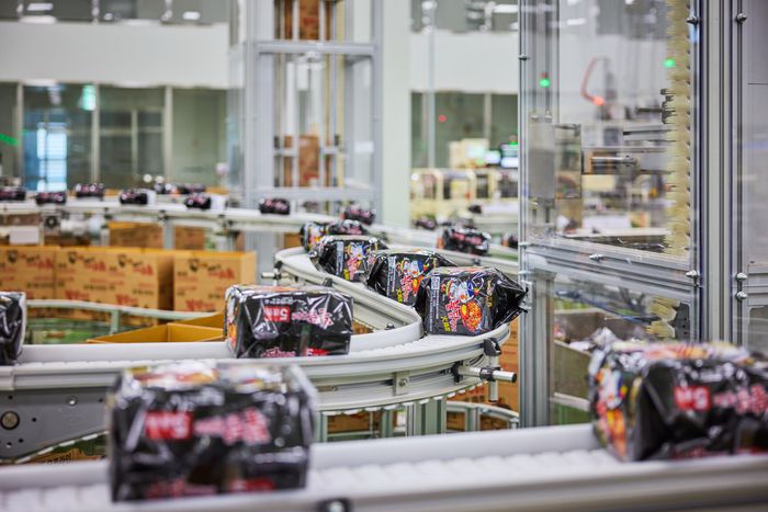 삼양식품 밀양 제1공장에서 제조돼 미국으로 수출되는 불닭볶음면 제품이 컨베이어 벨트를 따라 운반되고 있다. 삼양식품.