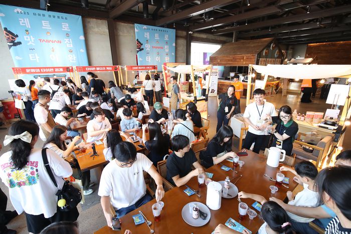 로드쇼 행사장을 즐기고 있는 한국인 예비 관광객들.