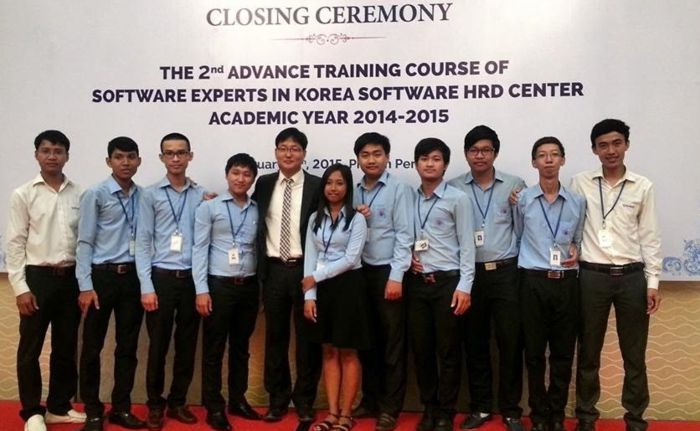 부테아 체앙 교수(왼쪽에서 일곱째)가 HRD센터 수료식에서 기념사진 촬영을 하고 있다. 체앙 교수