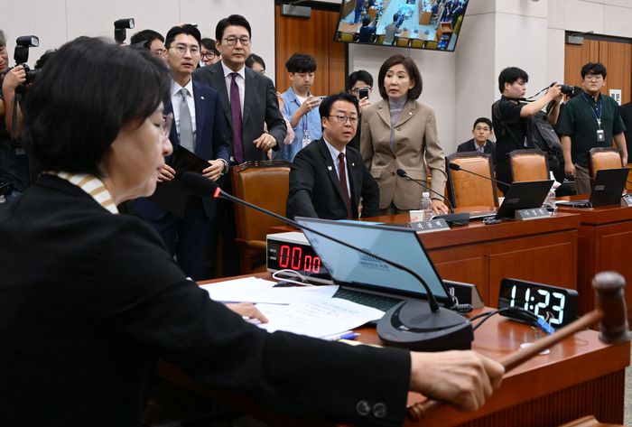 16일 서울 여의도 국회에서 열린 법제사법위원회 전체회의에서 국민의힘 의원들이 나경원 의원 간사 선임의 건에 대해 무기명 투표를 진행하려 하자 항의하며 퇴장하고 있다. 2025.9.16 [한주형기자]