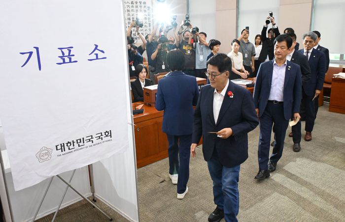 16일 서울 여의도 국회에서 열린 법제사법위원회 전체회의에서 더불어민주당 의원들이 국민의힘 나경원 의원 간사 선임의 건에 대한 무기명 투표를 하고 있다. 국민의힘 의원들은 불참했다. 2025.9.16 [한주형기자]