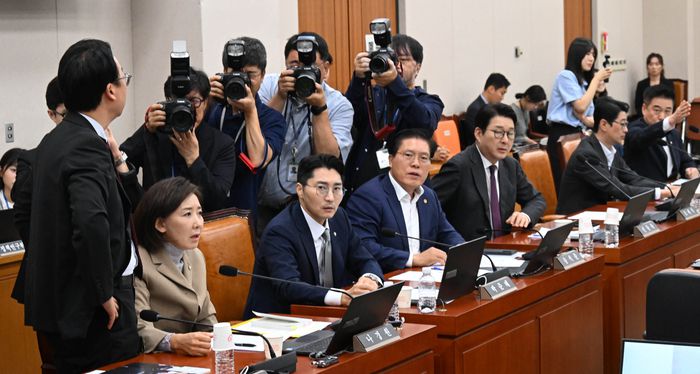 16일 국회에서 열린 제429회국회(정기회) 법제사법위원회 제4차 전체회의에서 국민의힘 의원들이 최혁진 무소속 의원과 설전을 벌이고 있다. 2025.9.16 [한주형기자]