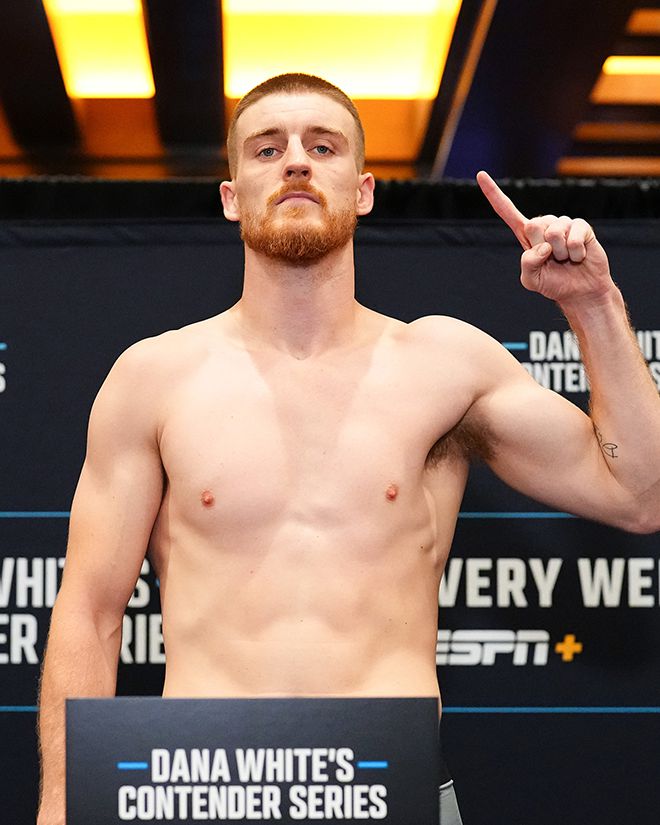 리얼리티프로그램 The Ultimate Fighter 시즌32 토너먼트 준결승 패디 매코리가 2025년 9월 데이나 화이트 UFC 회장 겸 CEO가 직접 주최하는 오디션 Contender Series 시즌9 6주차 미들급 계체를 통과하고 있다. 사진=TKO