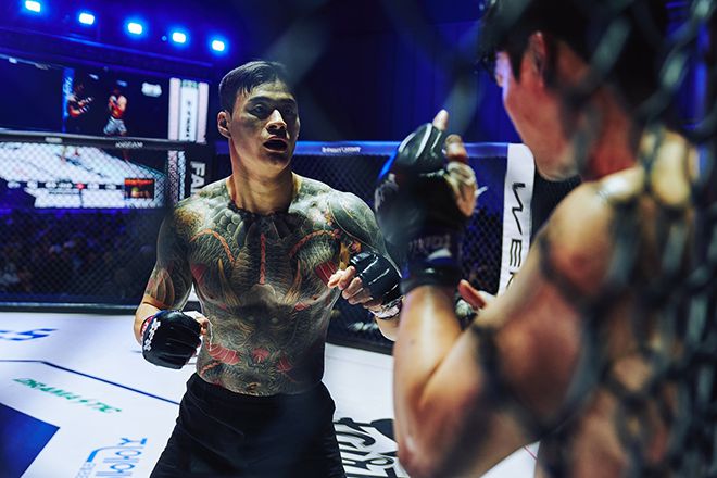 황인수가 2024년 12월 경기도 고양시 KINTEX 제2전시장 7A홀 Z-Fight Night 2 메인이벤트에서 김한슬을 케이지로 몰아넣은 후 공격 기회를 노리고 있다. ZFN 2는 글로벌 OTT 서비스 UFC 파이트 패스를 통해 세계 200여 국가로 생중계됐다. 사진=MCP ECC