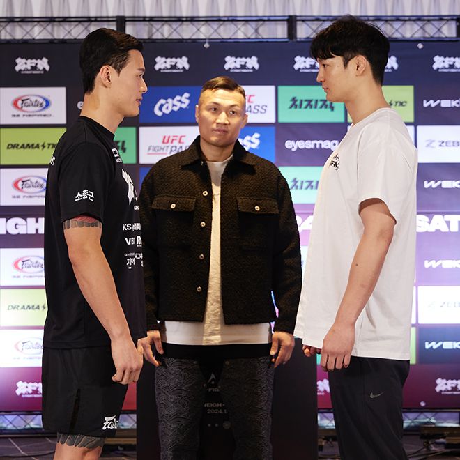 제8대 로드FC 미들급 챔피언 황인수가 2024년 12월 호텔 마리나베이 서울 아라 ZFN 2 UFC 파이트 패스 메인이벤트 공개 계체 행사에서 Road to UFC 시즌 1~3 웰터급 원매치 김한슬과 마주 보고 있다. 가운데는 정찬성 대표. 사진=MCP ECC