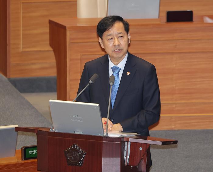 구윤철 부총리 겸 기획재정부 장관이 17일 경제분야 대정부 질문이 열린 국회 본회의장에서 민주당 이언주 의원 질의에 답변하고 있다. 2025.9.17 [연합뉴스]