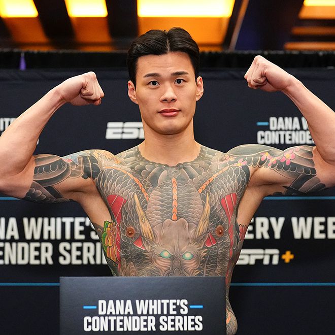 로드FC 챔피언 황인수가 2025년 9월 데이나 화이트 UFC 회장 겸 CEO가 직접 주최하는 오디션 Contender Series 시즌9 6주차 미들급 계체를 통과하고 있다. 사진=TKO