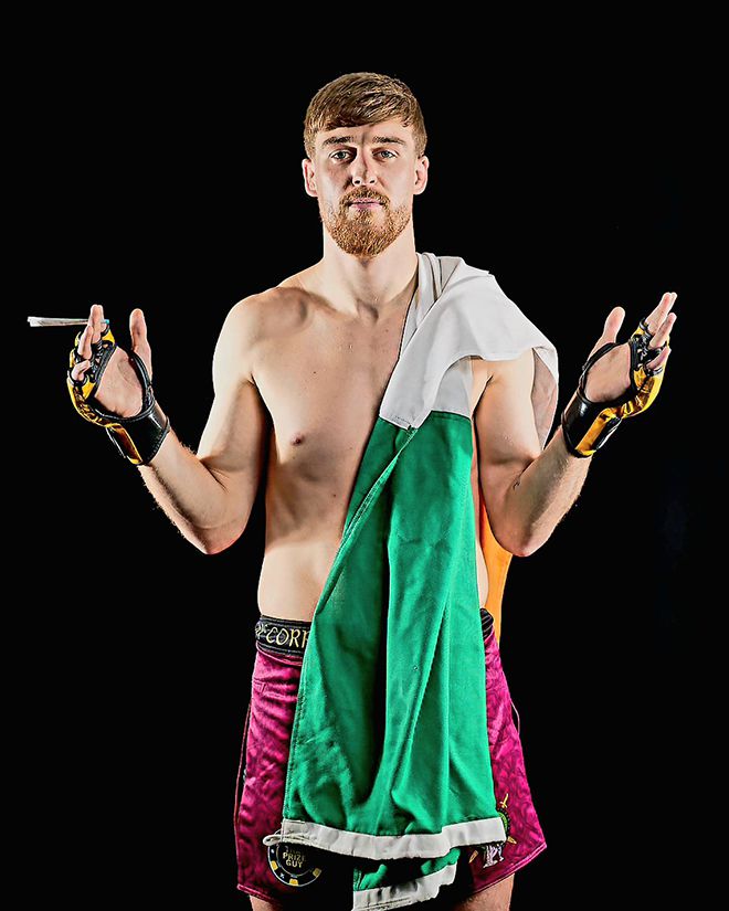 패디 매코리 케이지 워리어스 콘셉트 촬영 이미지. 영국 ‘케이지 워리어스’는 선수층 기준 유럽 3위 및 글로벌 6위 규모 종합격투기 단체다. 사진=Cage Warriors