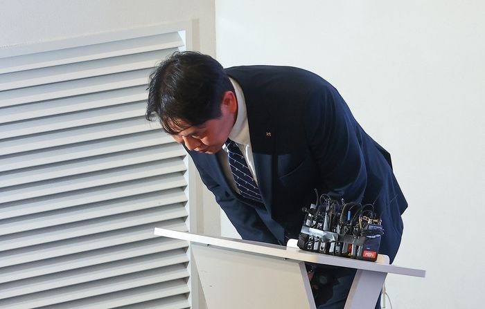 구재형 KT 네트워크부문 네트워크기술본부장이 18일 서울 종로구 KT광화문빌딩에서 열린 KT 소액결제 피해 관련 대응 현황 발표 기자회견에서 허리 숙여 사과하고 있다. [사진 =  연합뉴스]